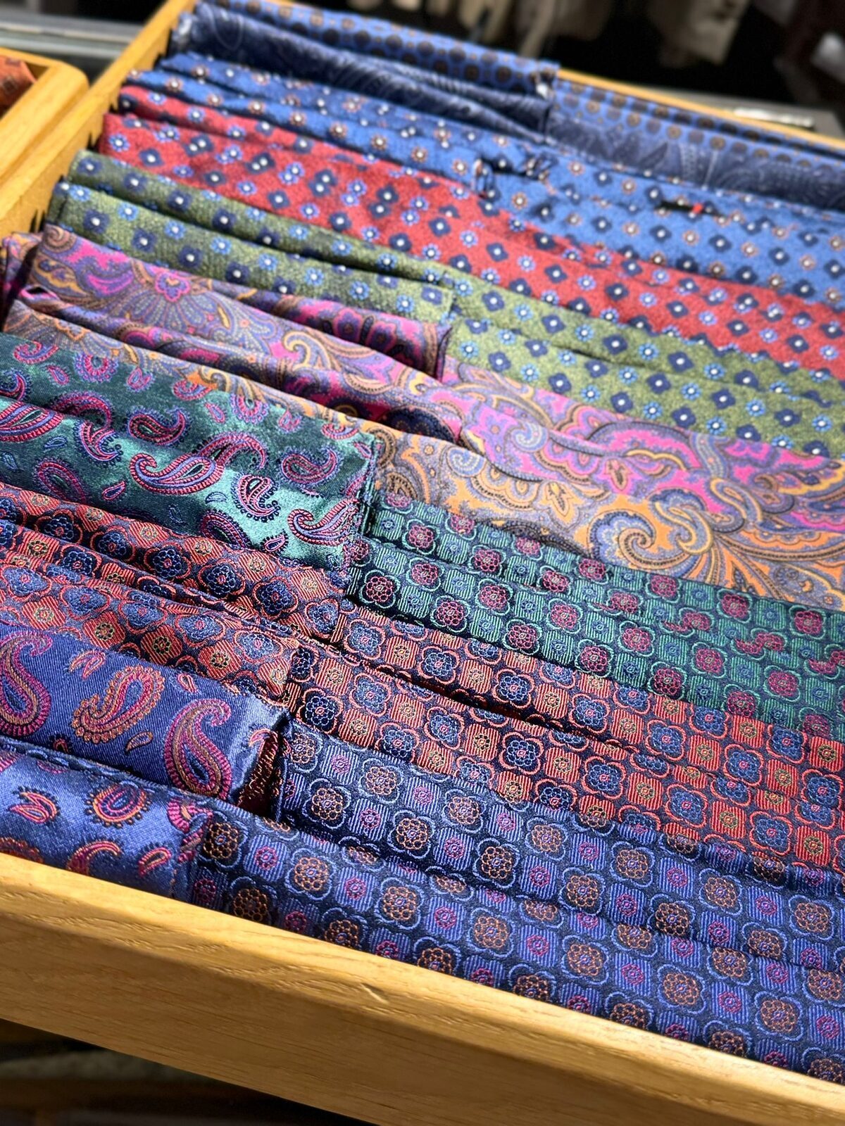 Schublade mit gemusterten Einstecktüchern in Blau, Rot, Grün und Paisley-Dessins