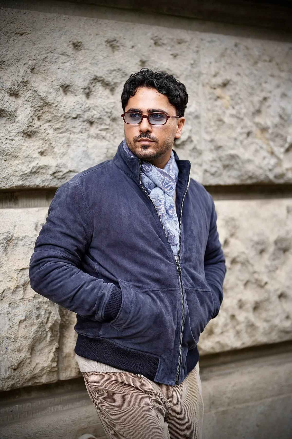 Casual und Freizeitmode – Wildlederjacke mit Paisley-Schal