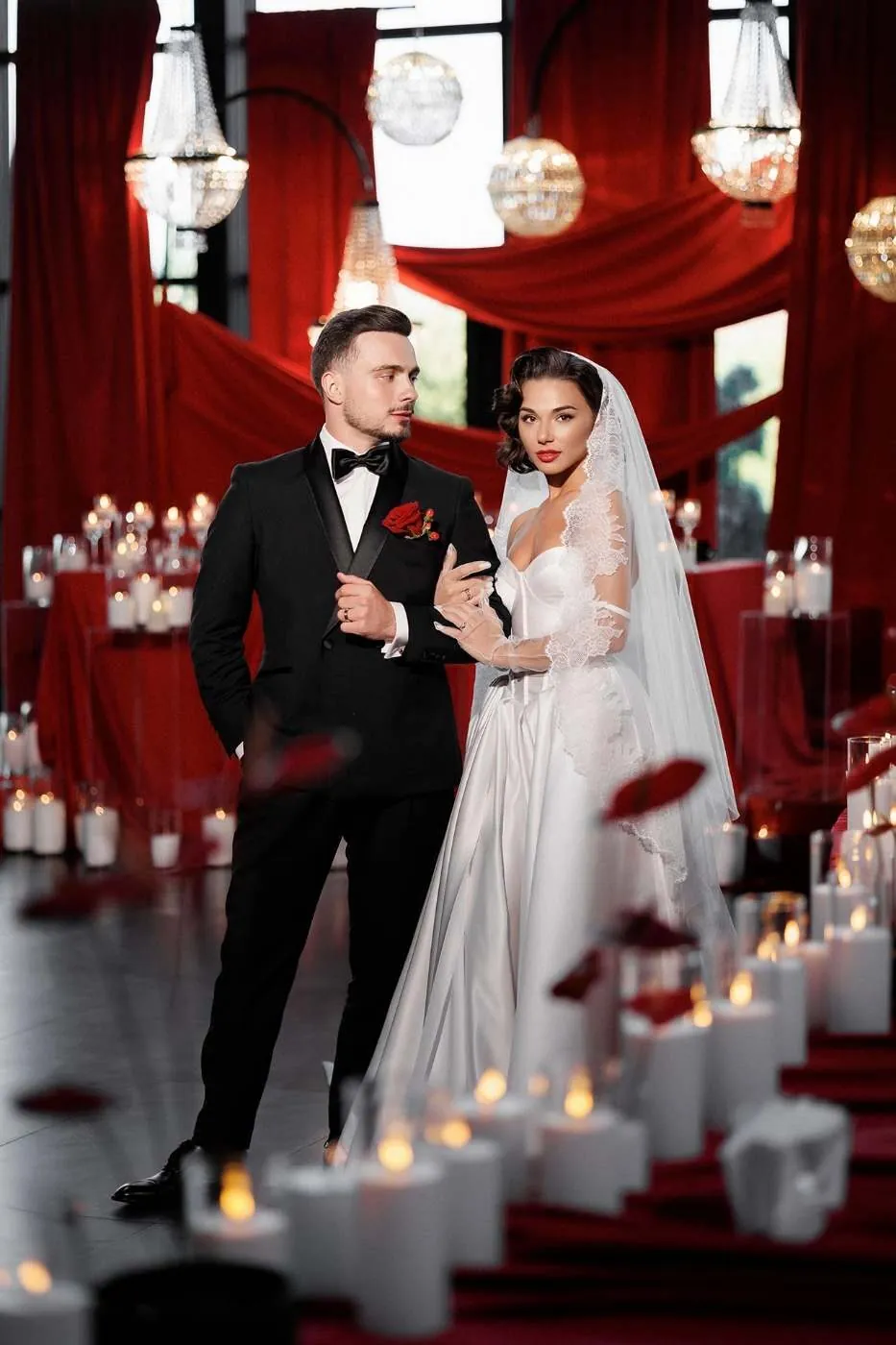 Brautpaar Sergiu und Anastasia im festlichen Hochzeitslook