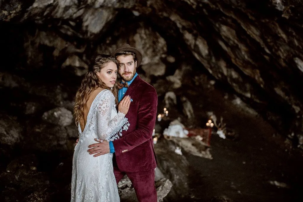 Bräutigam: Hochzeit im Winter – Anzug in Samt – Hochzeitsanzug von LO&GO Hannover