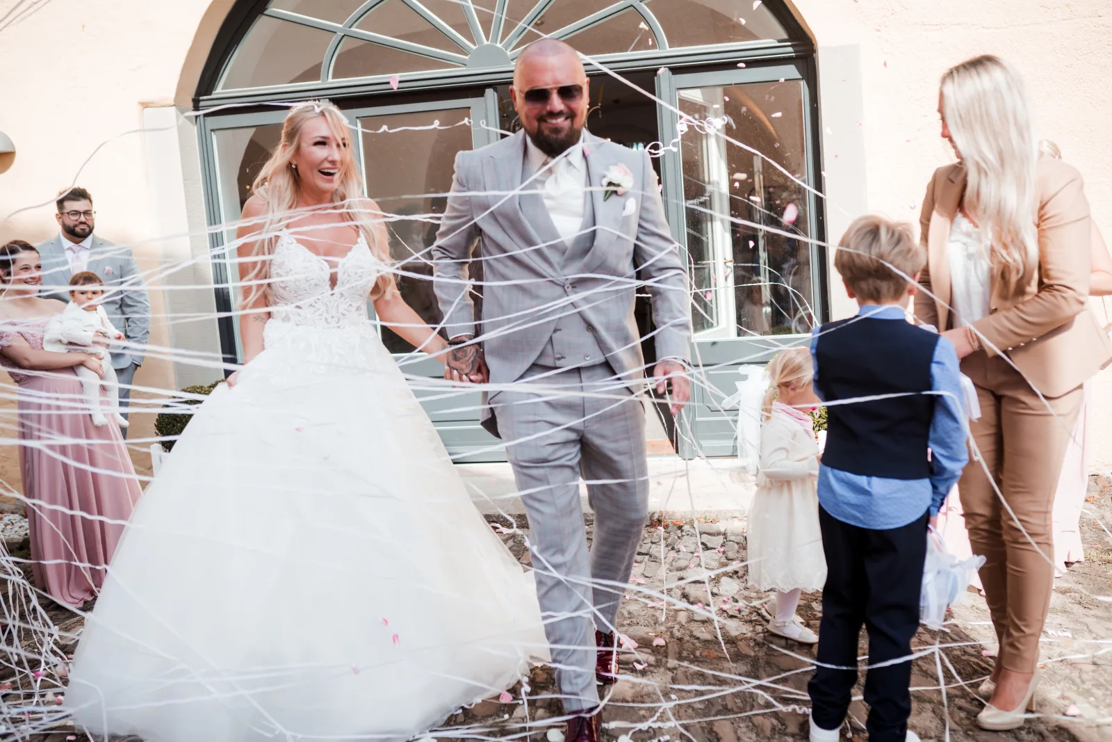 Bräutigam: Jessy & Nik – Trauung in Osnabrück – Nik im Cut Anzug von Ottavio Nuccio – Hochzeitsanzug von LO&GO Hannover