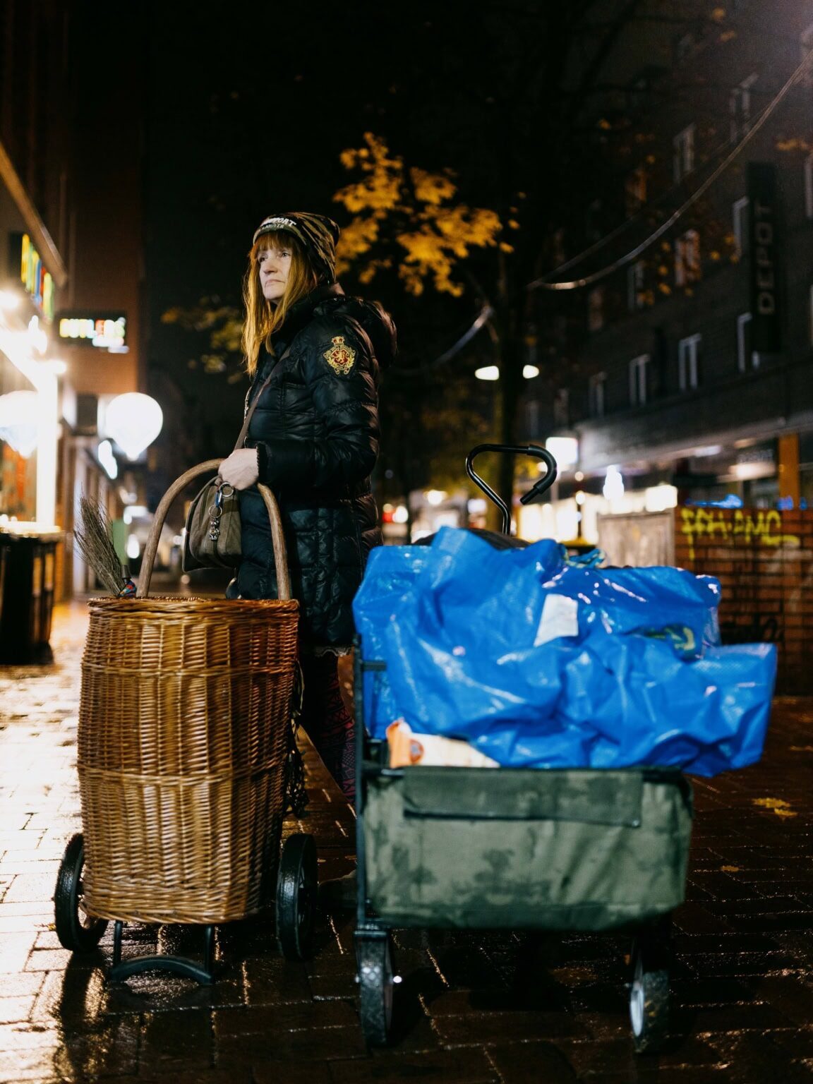 Nachtengel Hannover: Frau mit Bollerwagen und Korbwagen voller Hilfsgüter nachts in der Innenstadt